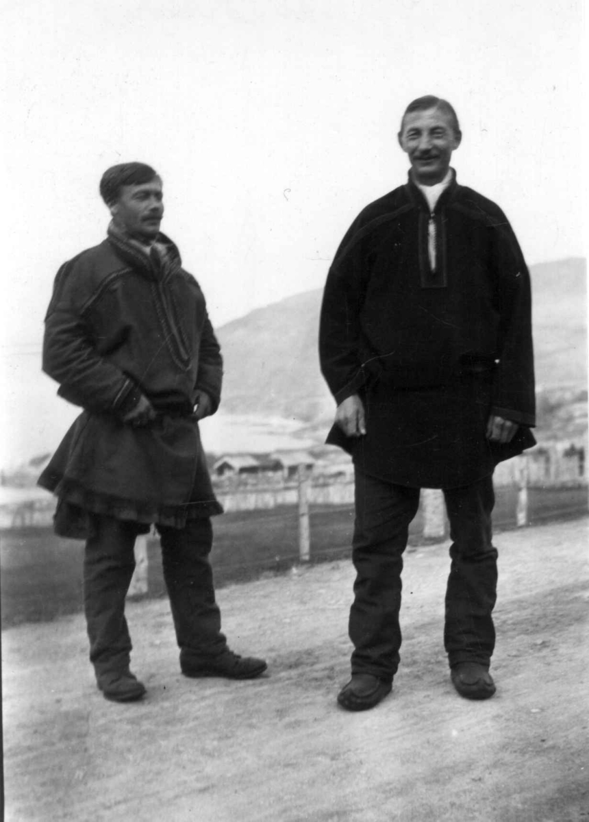 Konrad Nielsen, Portrett av Samuel I. Norvang og Johan A. Spein Oskal.