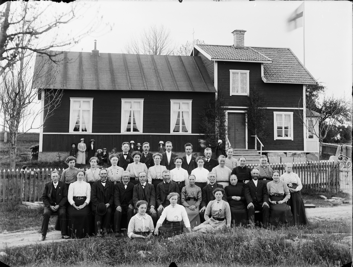 Skötsner-Edhlund, Grupporträtt vid Missionshuset i Tuskö, Börstil socken, Uppland
