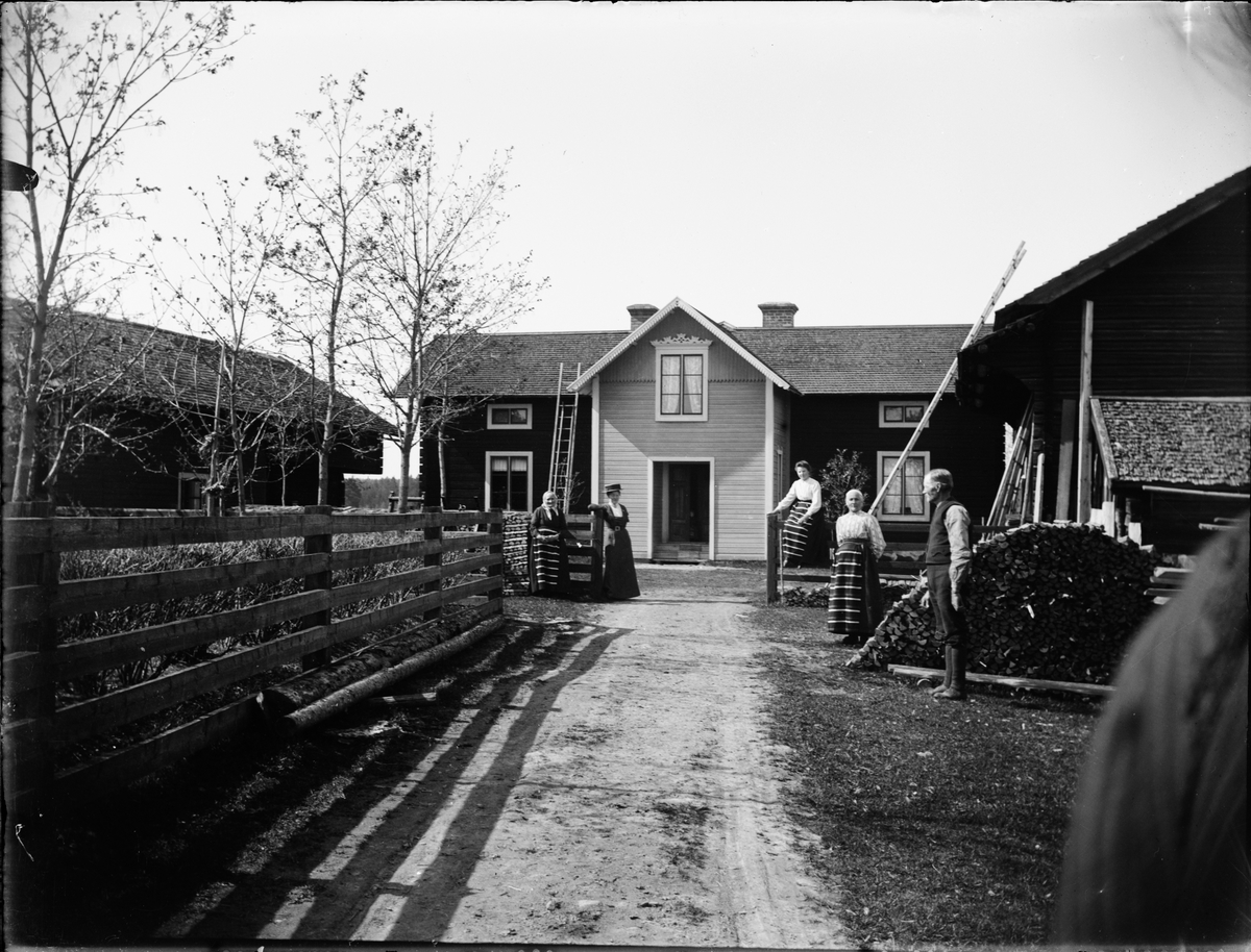 Skötsner-Edhlund, Kvinnor i folkdräkt och man på gårdsplan, Dalarna