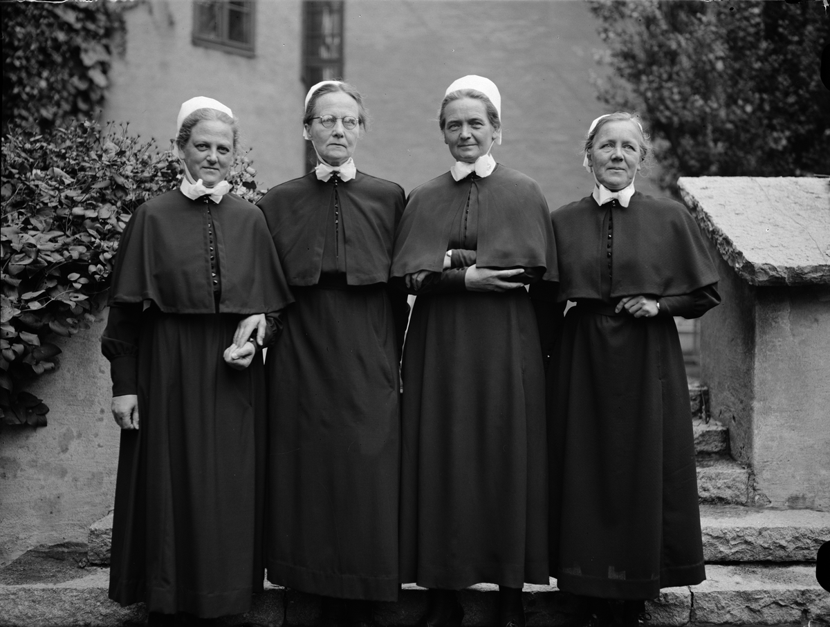 Paul Sandberg, 25 year old diaconissas outside the Samariter home - Emmy André, Elsa Friman, Inez Jurinder and Agnes Svensson