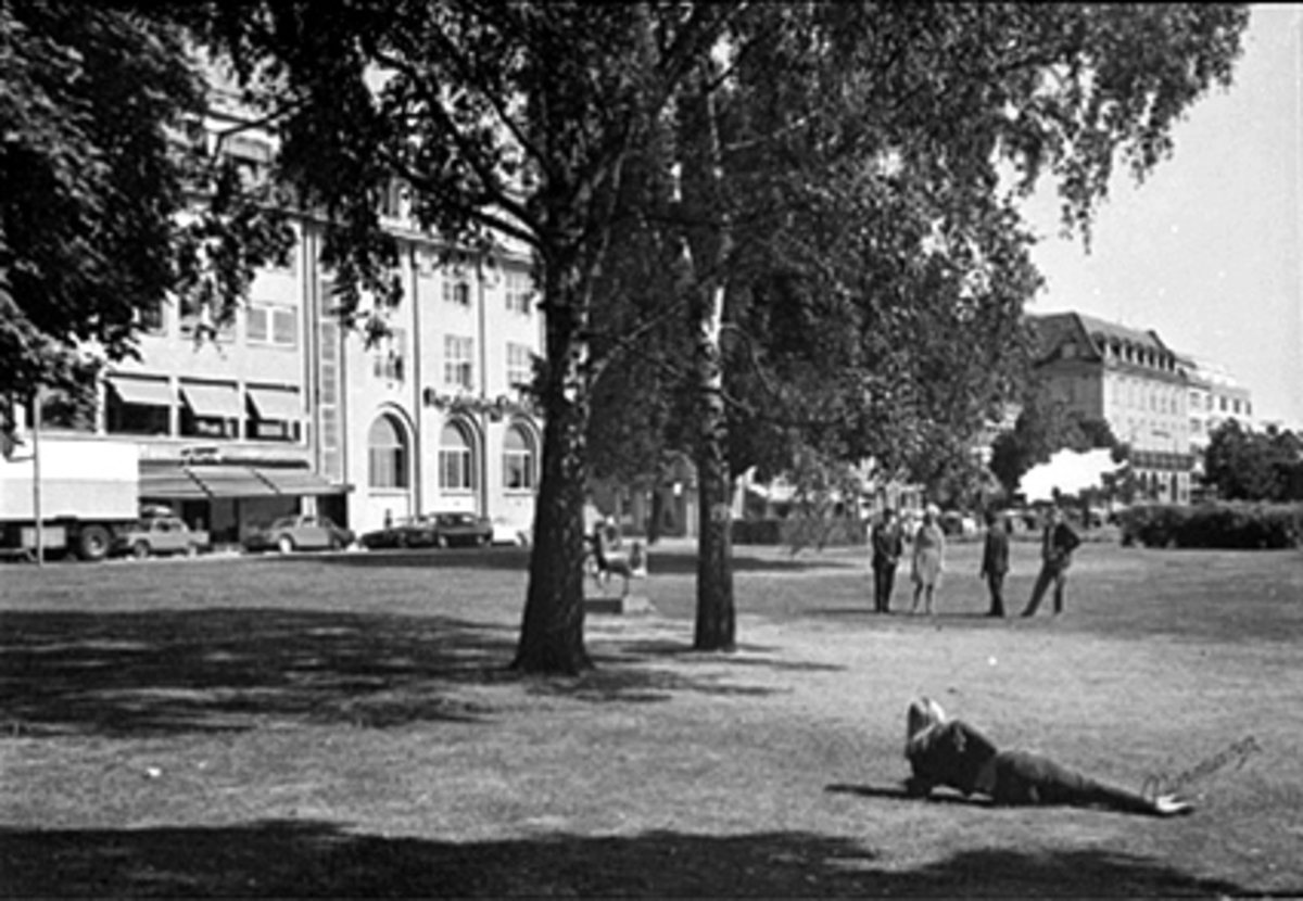 Anno Domkirkeodden, PARTI FRA STRANDGATEPARKEN, FOLK PÅ PLENA, HANDELENS HUS OG RÅDHUSET I BAKGRUNNEN