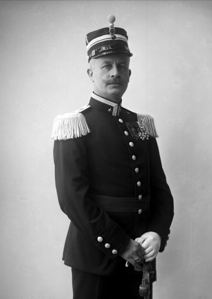 Gustav Borgen, Portrett, John Collett Anker Dahl, født 1866, i uniform som major ved infanteriet som reglementert fra 1910 til 1957. Ant. fotografert 1914.