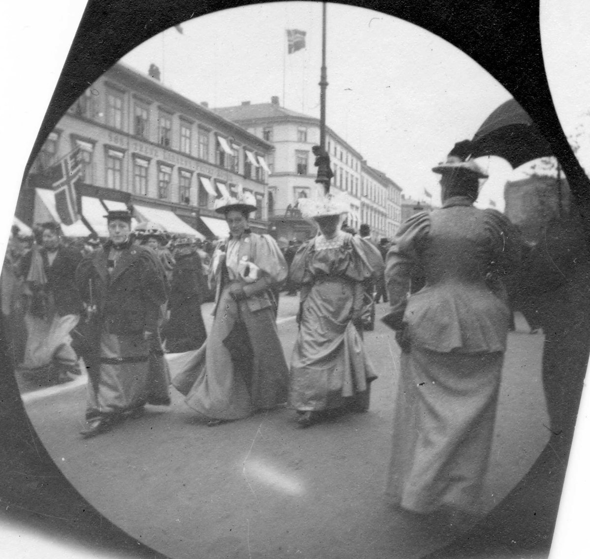 Fredrik Carl Mülertz Størmer, Mennesker langs Karl Johans gate, Oslo. Stortinget skimtes bak. Flagg.