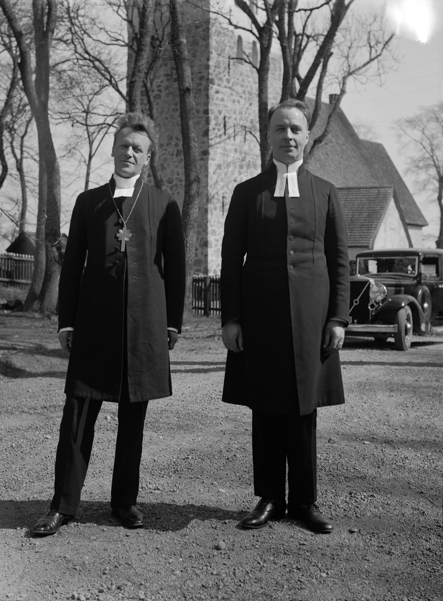 Paul Sandberg, Ärkebiskop Erling Eidem och okänd präst, Uppland 1934