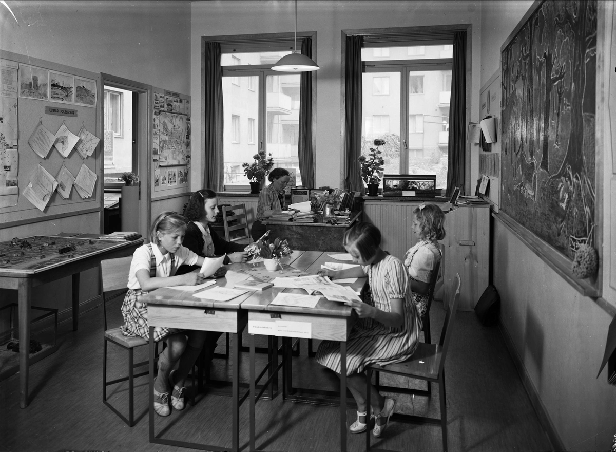 Paul Sandberg, The 100th Anniversary of the Folk School - School Students and the Teacher Gärda Brunskog in classrooms