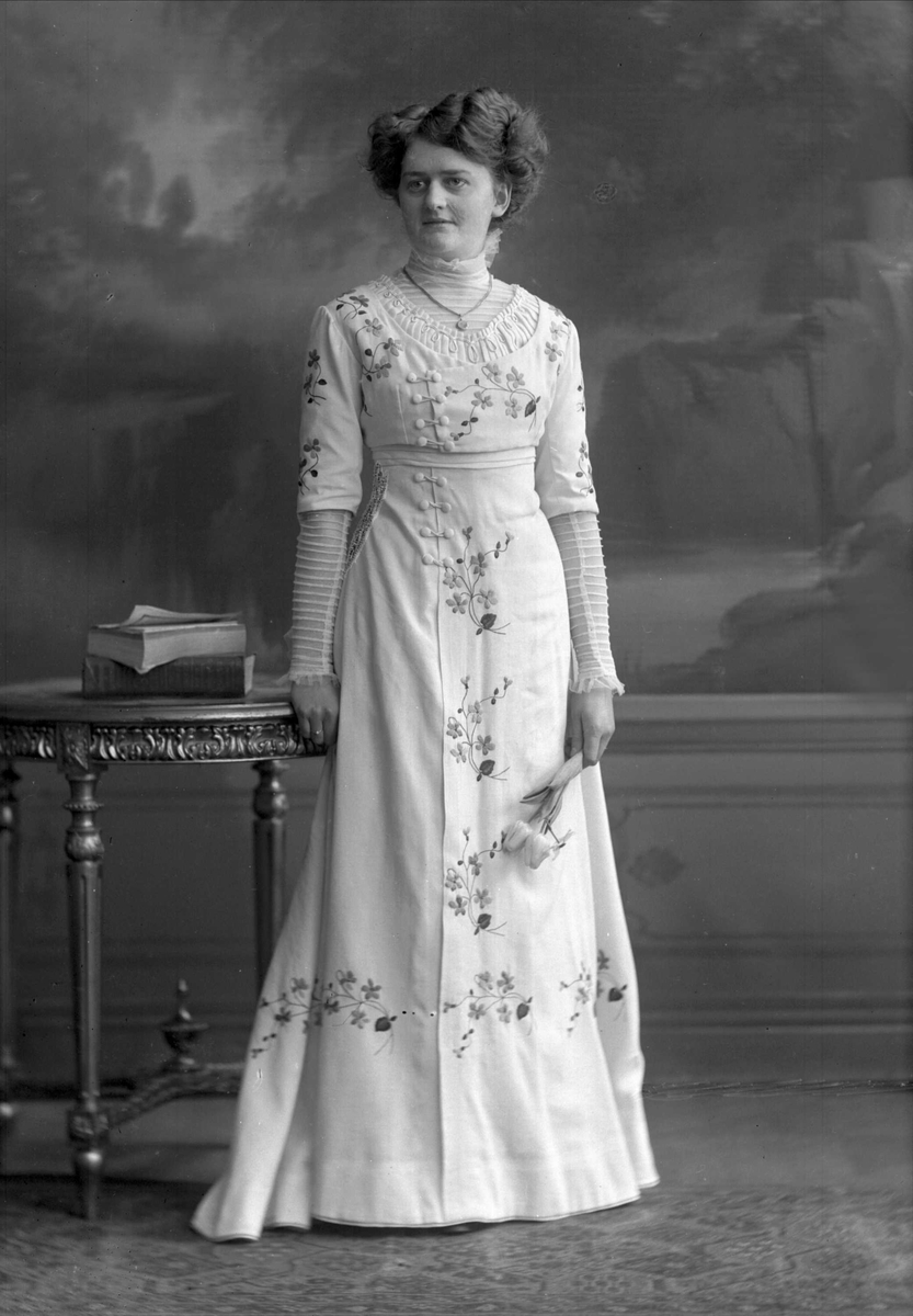Gustav Borgen, Portrett av ung kvinne i lys blomsterkjole (Betzy Sørensen).