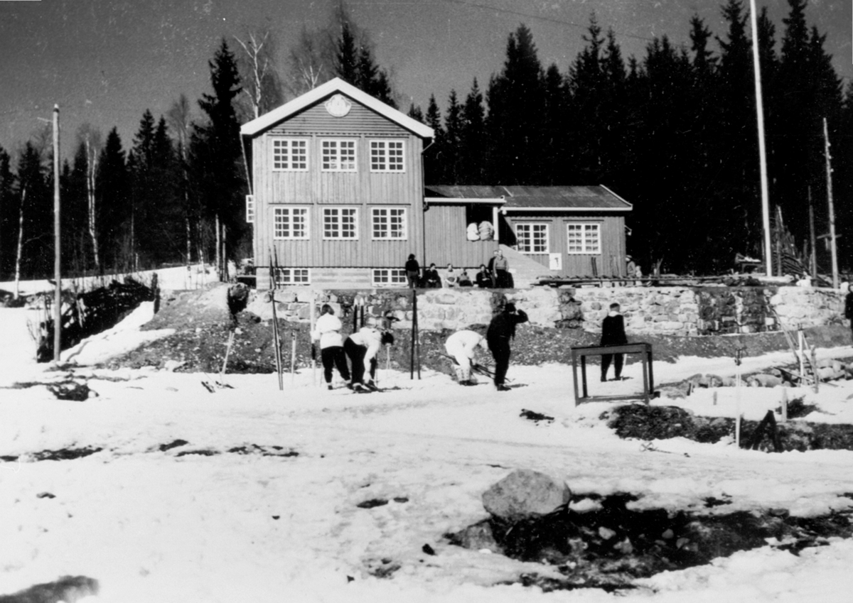 Anno Domkirkeodden, Eksteriør, H. I. L. hytta i Furnesåsen, folk på ski. Ringsaker.