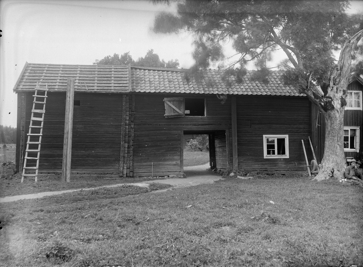 Paul Sandberg, Portlider samt mat- och spannmålsbod - nu på friluftsmuseet Disagården - på ursprunglig plats, Lockelsbo, Tierps socken, Uppland