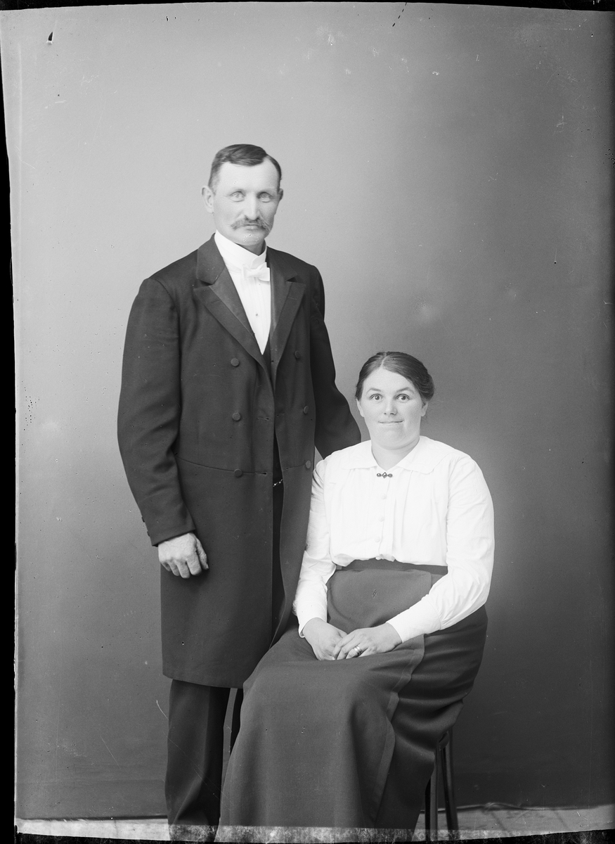 Skötsner-Edhlund, Ateljéporträtt - hemmansägare Werner Andersson med fru, från Elvisjö, Börstil socken, Uppland 1922