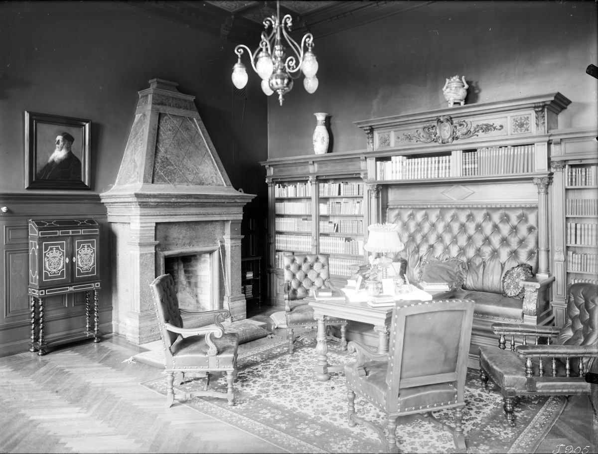 Johan Emanuel Thorin, Interiör från Bjärka Säby slott 1919. Bilden visar del av slottets skrivrum. Målningen över kabinettskåpet föreställer konsul Oscar Ekman. Ägare till godset från 1872.