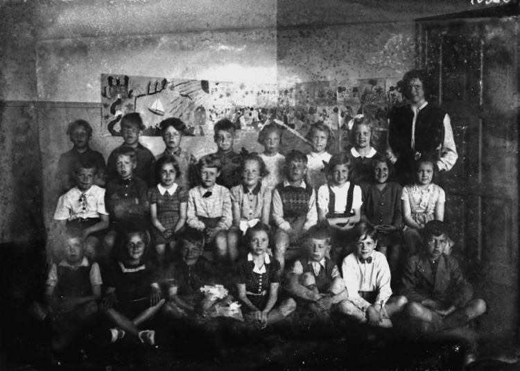 Sven Lindskog, Vasaskolan, klassrumsinteriör, 23 skolbarn med lärarinna fröken Wanja Bromander. Klass 1p, sal 8.