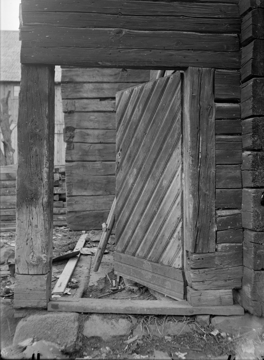 Paul Sandberg, Door of a carpenter - now at the open-air museum Disagården - during dismantling in Gränby, Björklinge parish, Uppland