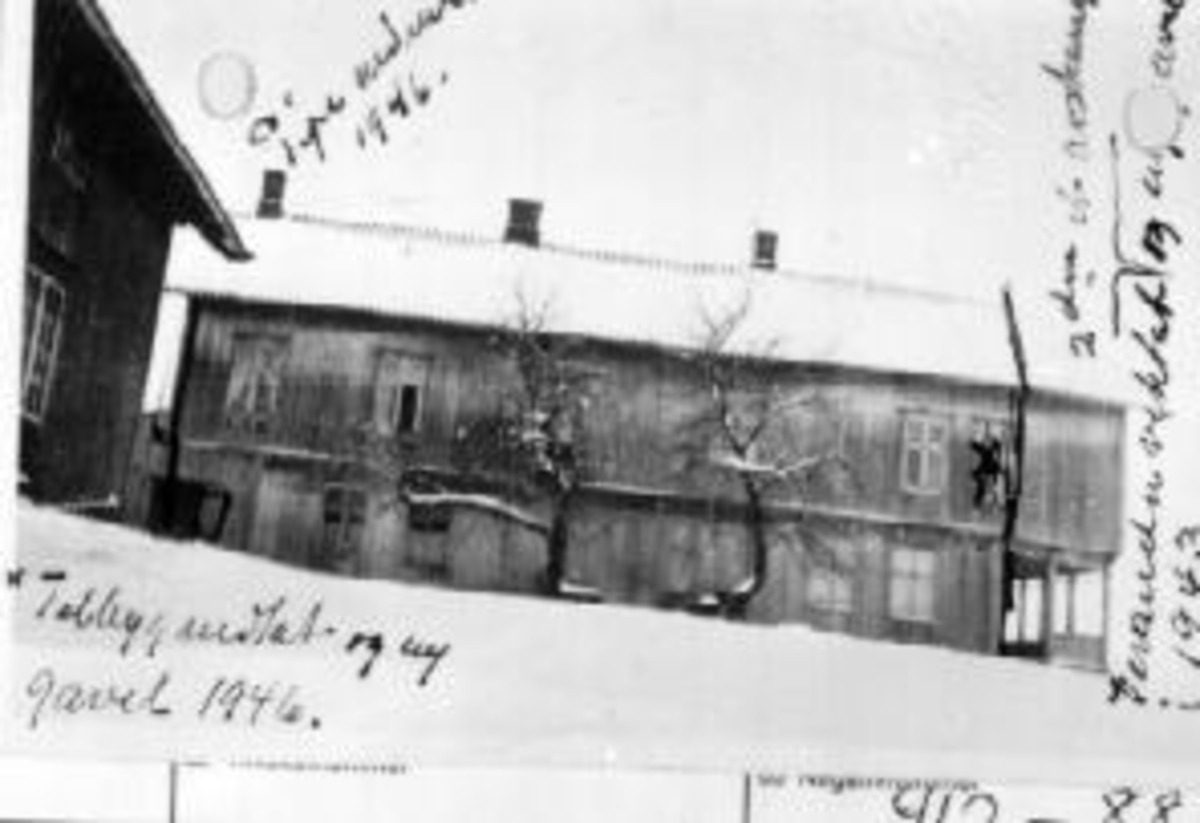Anno Domkirkeodden, Hovedbygningen på Heggen, Helgøya. Tilbygget tatt ned og ny gavl satt opp i 1946. Pipe til venstre tatt ned samtidig. Veranda til høyre er tatt vekk i 1943.