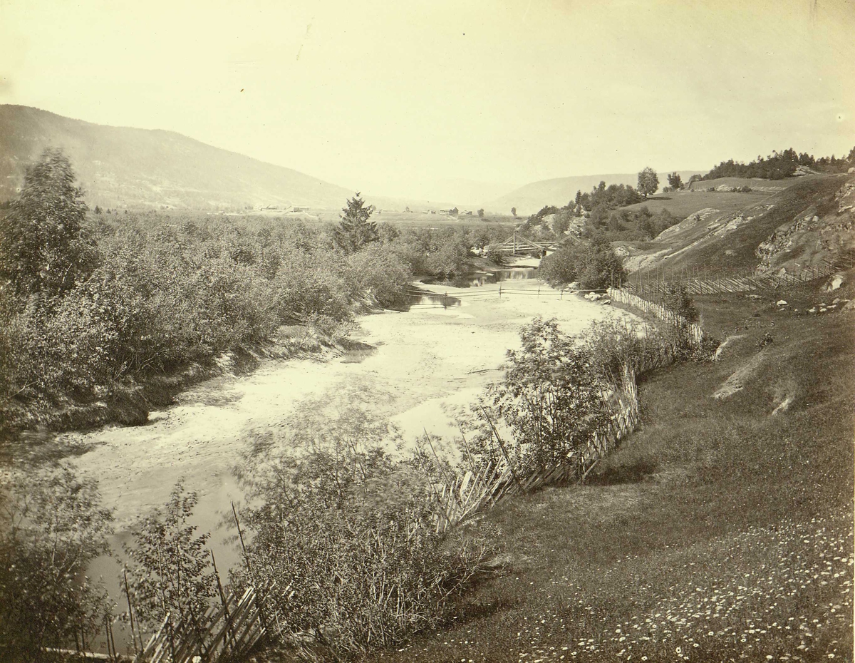 Henry Rosling, Landskap, Heddal, Notodden, Telemark. Elveparti med trebro. Fra serie norske landskapsfotografier tatt av den engelske fotografen Henry Rosling (1828-1911).