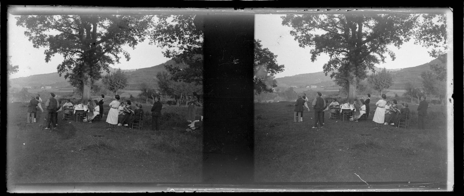 Desconegut, [People spending the day in the countryside]