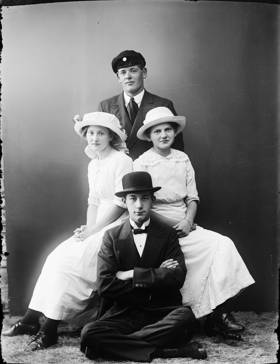 Skötsner-Edhlund, Ateljéporträtt - Sara och Josef Edhlund tillsammans med Algot Lindqvist och Irma Wilkesson, Östhammar, Uppland