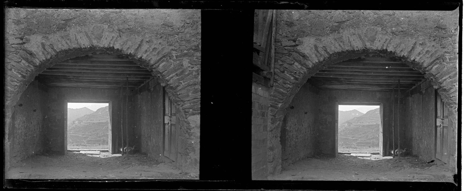 Desconegut, [Porta d'accés al santuari de Montgrony]