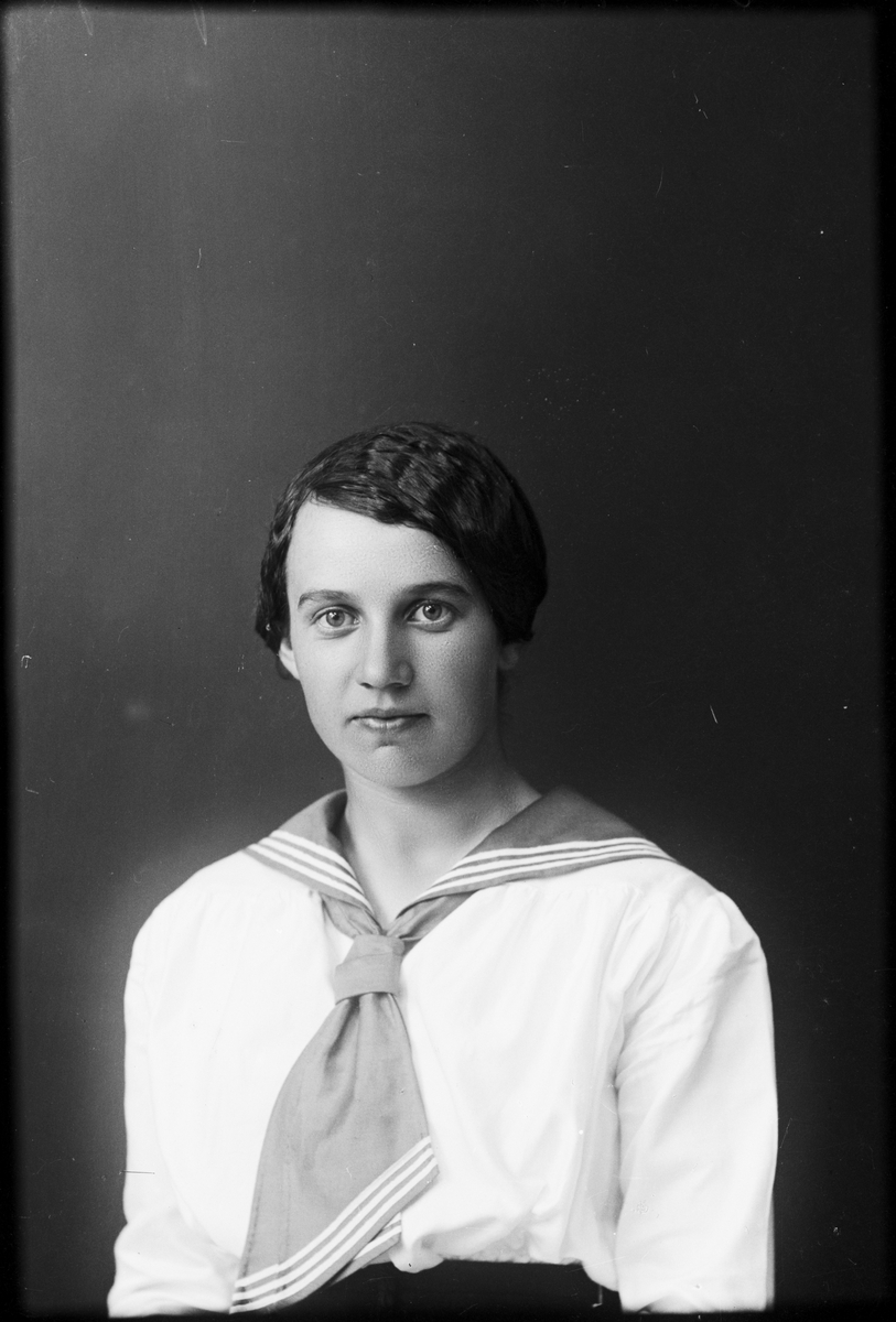 Skötsner-Edhlund, Linnéa Öhrberg från Björnäs, Börstil socken, Uppland 1916