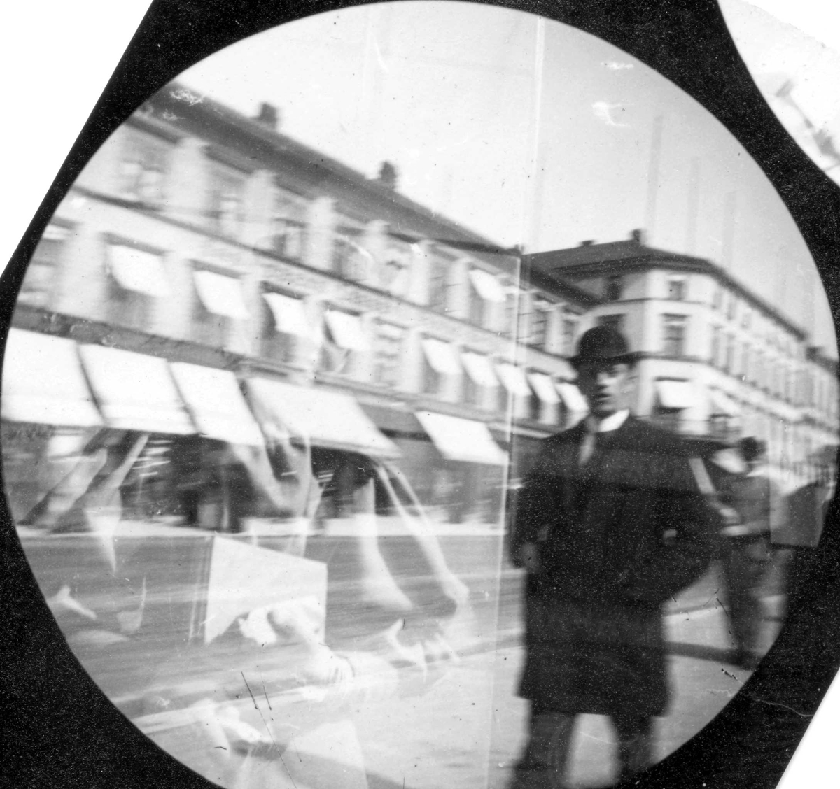 Fredrik Carl Mülertz Størmer, Mann, muligens student Tostrup, spaserer langs bygate, ant. Karl Johans gate, Oslo.