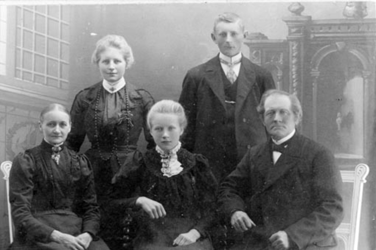Anno Domkirkeodden, Else Fossen (1852-1938) og Tomas Jacobsen Kvisselien (1856-1941) med barna Johan (1888-1946) , Gunda f.1885 (gift Berger), Marie f.1893 (gift Kjendli-Huuse). Skjerven, Stavsjø.