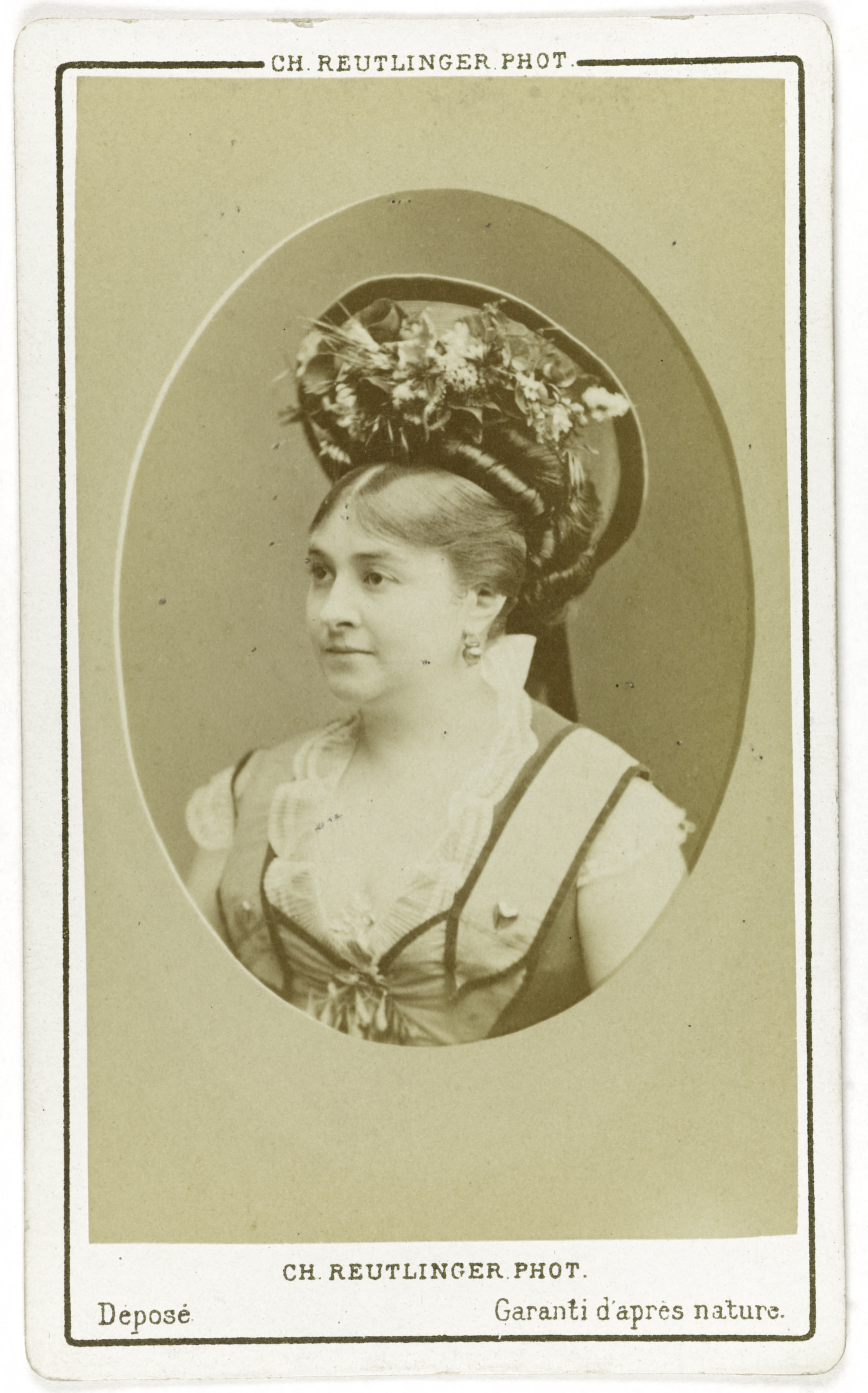 Charles Reutlinger, Portrait de Céline Montaland (1843-1891), actrice de théâtre, portant un chapeau de fleurs.
