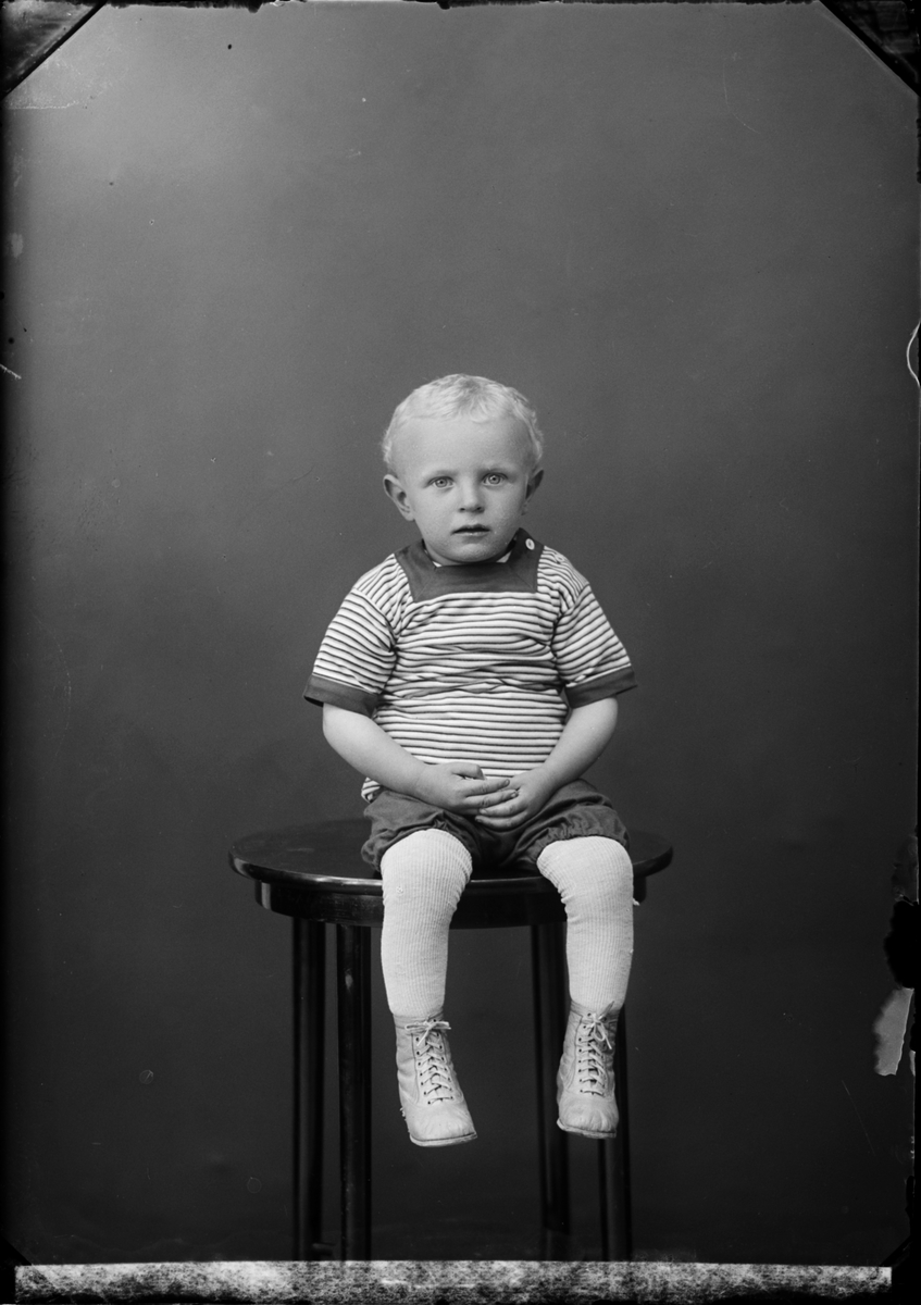 Skötsner-Edhlund, Barnporträtt - pojke, Östhammar, Uppland
