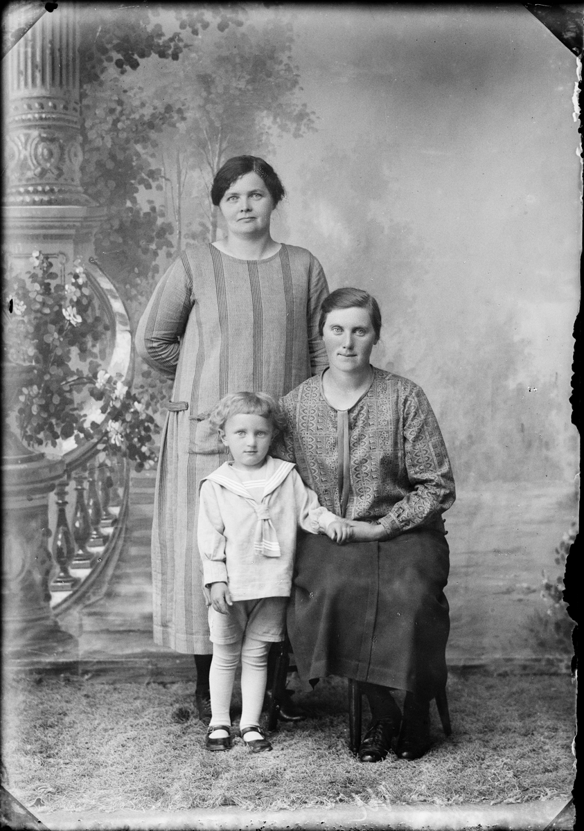 Skötsner-Edhlund, Två kvinnor och en pojke, Östhammar, Uppland