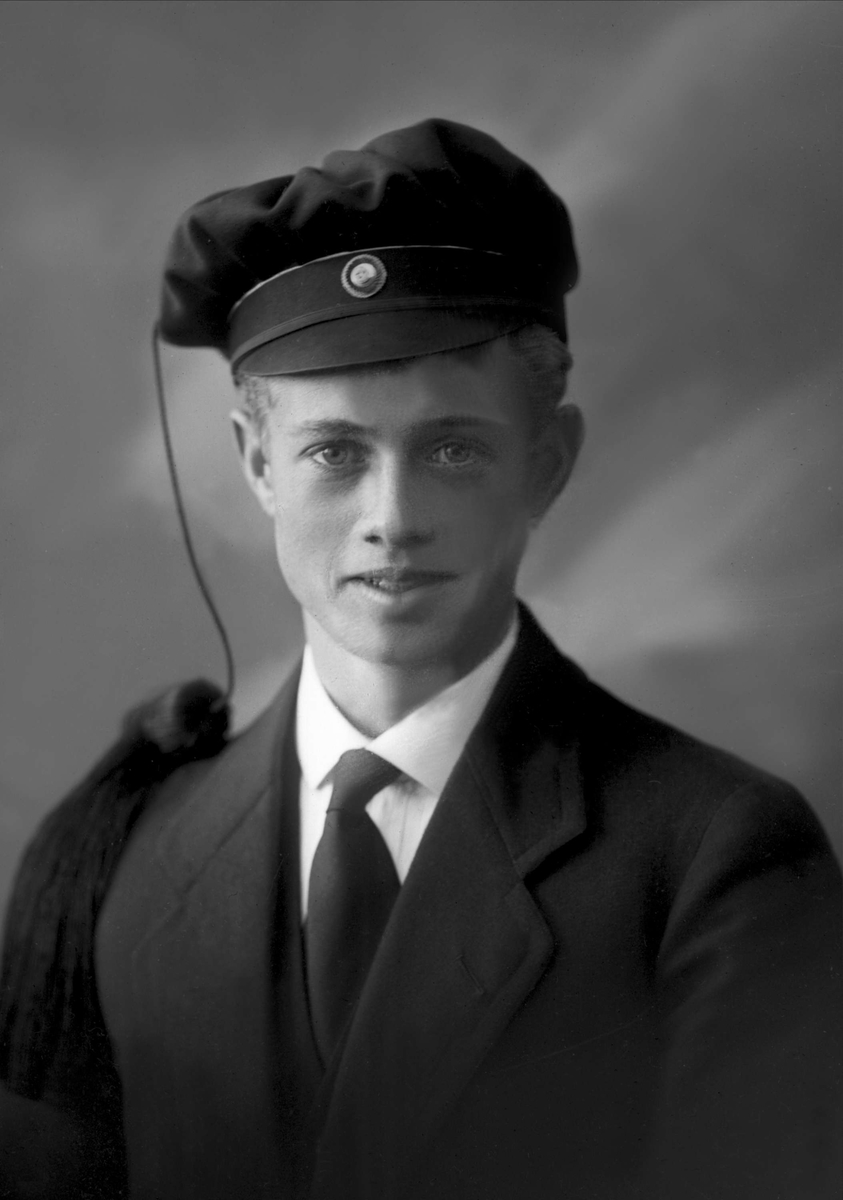 Gustav Borgen, Portrett, mann med studentlue. Olaf Havrevold.