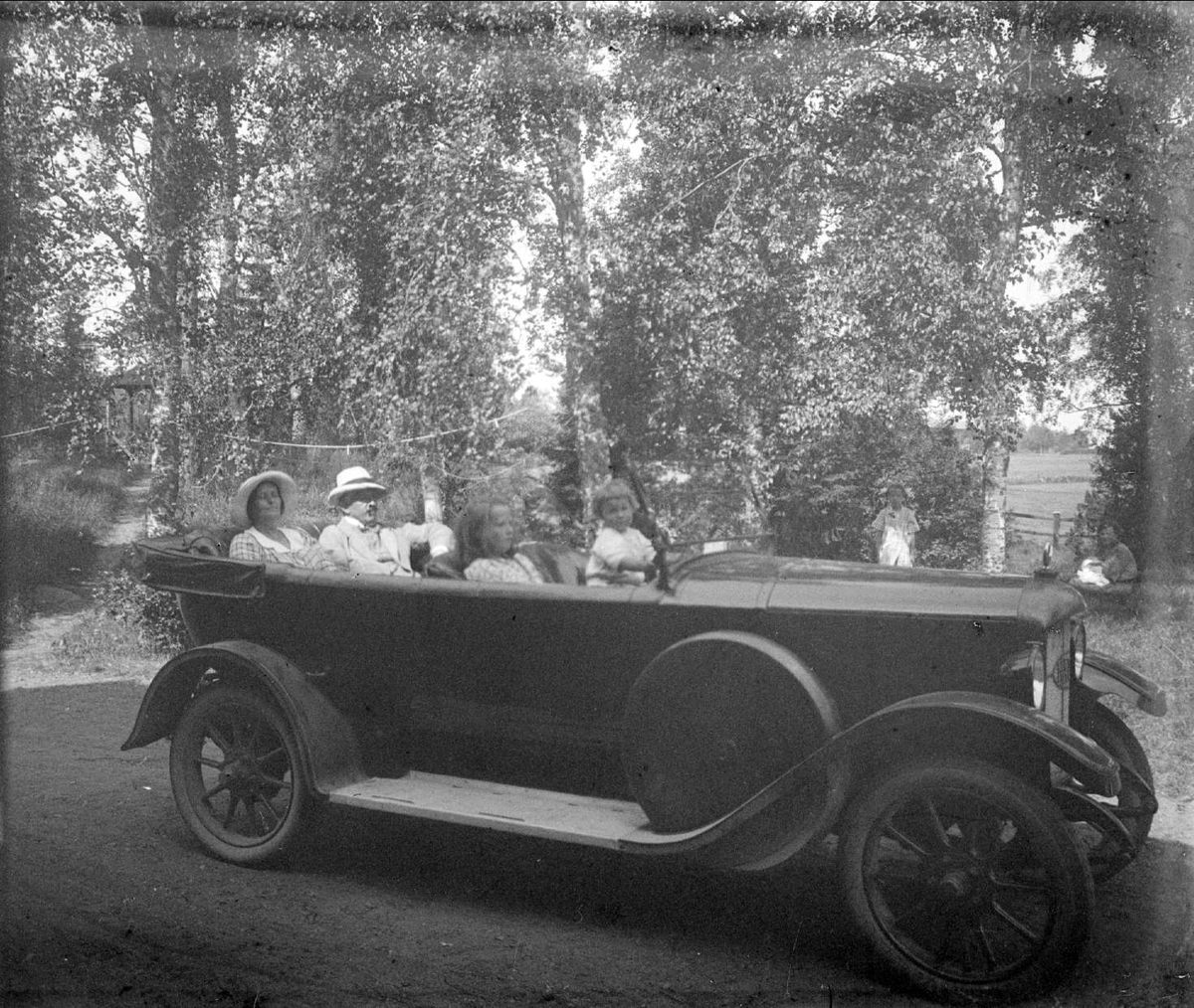 Ossian Wallin, Car Traveling Family