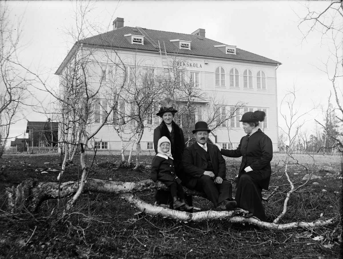 Josef Ärnström, Sannolikt Nora Ärnström med flera personer framför Tuolluvaara folkskola, Tuolluvaara, Kiruna, Lappland