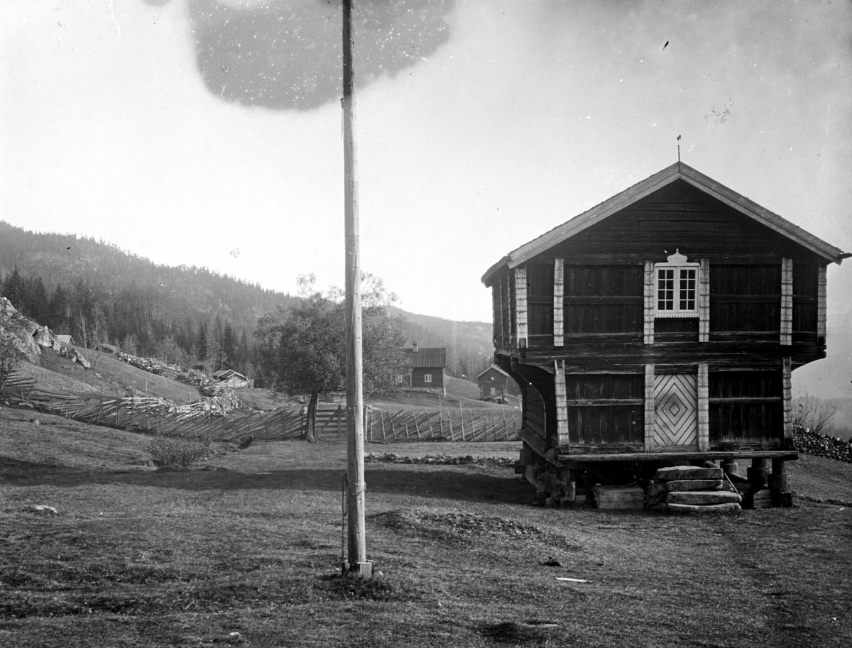 Juliane Fredrikke Langberg, Fra Eggedal, Sigdal, hos Th. Kittelsen. Loft med lyse dekorfelt, i bakgrunnen skigard, grind og gårdsbebyggelse. I forgrunnen flaggstang. Fra malerinne Juliane Fredrikke Langbergs samling, tatt 1895-1910 med motivkrets slekt og venner samt steder tilknyttet samvær med disse.