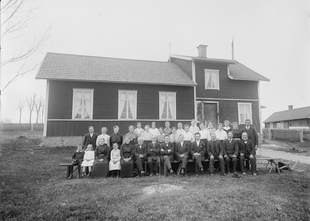 Skötsner-Edhlund, Group retreat at building, Östhammar, Uppland