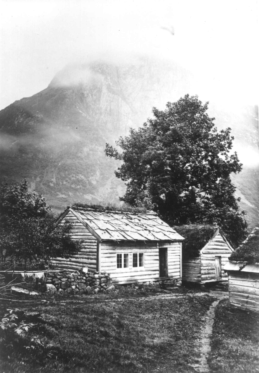 Knud Knudsen, (13,5x18cm) Malmangernuten i Kvinnherad, Hordaland. Gårdstun i forgrunnen.