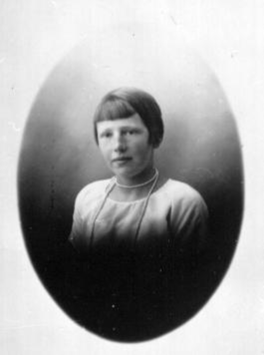 Anno Domkirkeodden, Portrett av Odlaug Lykseth, datter av Karl og Anne Lykseth, Furnes, Ringsaker.