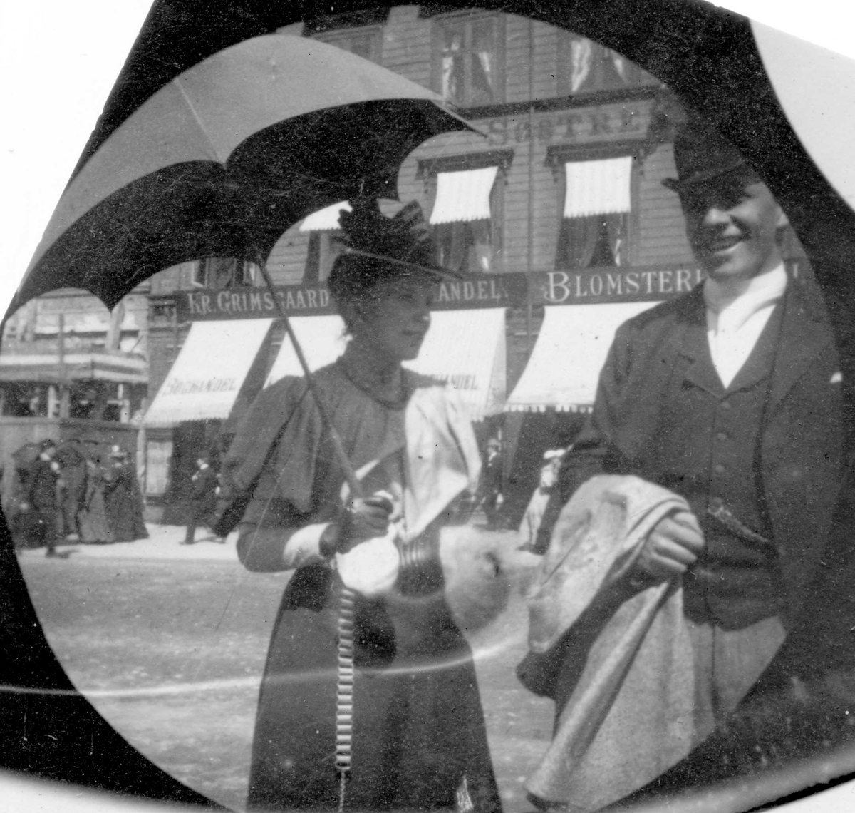Fredrik Carl Mülertz Størmer, Frk. Katta Heyerdahl, senere Heidenreich, og Kalle Gjerdrum står foran Søstrene Larsens hotell på Karl Johans gate, Oslo.
