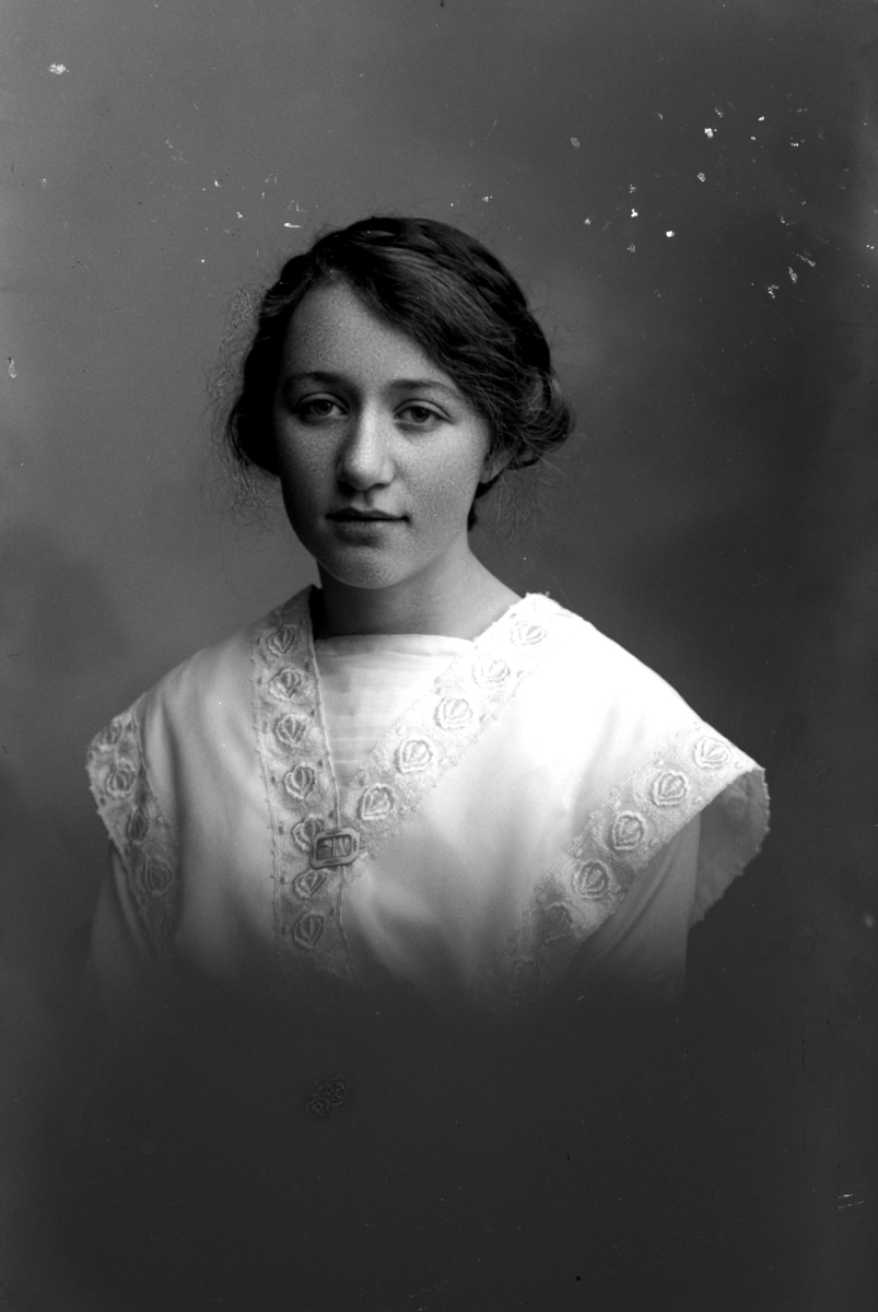 Christian Grundseth, GRUNDT SKJOLDVOR. , HALVFIG. , 14675 Født 1896, datter av overkonduktør L. A. Grundt, han var ved Hamar stasjon i 1910.