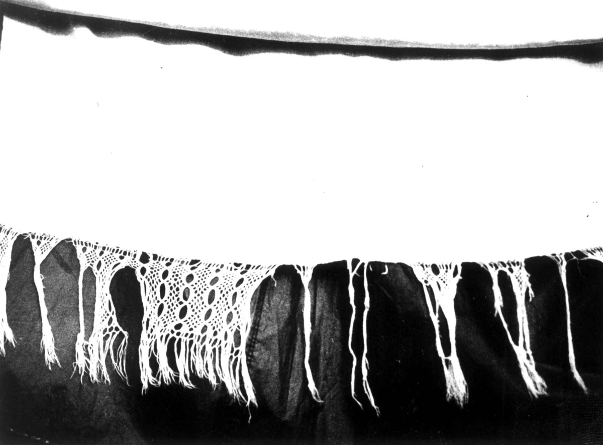 Anna Grostøl, Antagelig Lesja, Oppland 1934. Pyntehåndkle med rest av sprangbord?