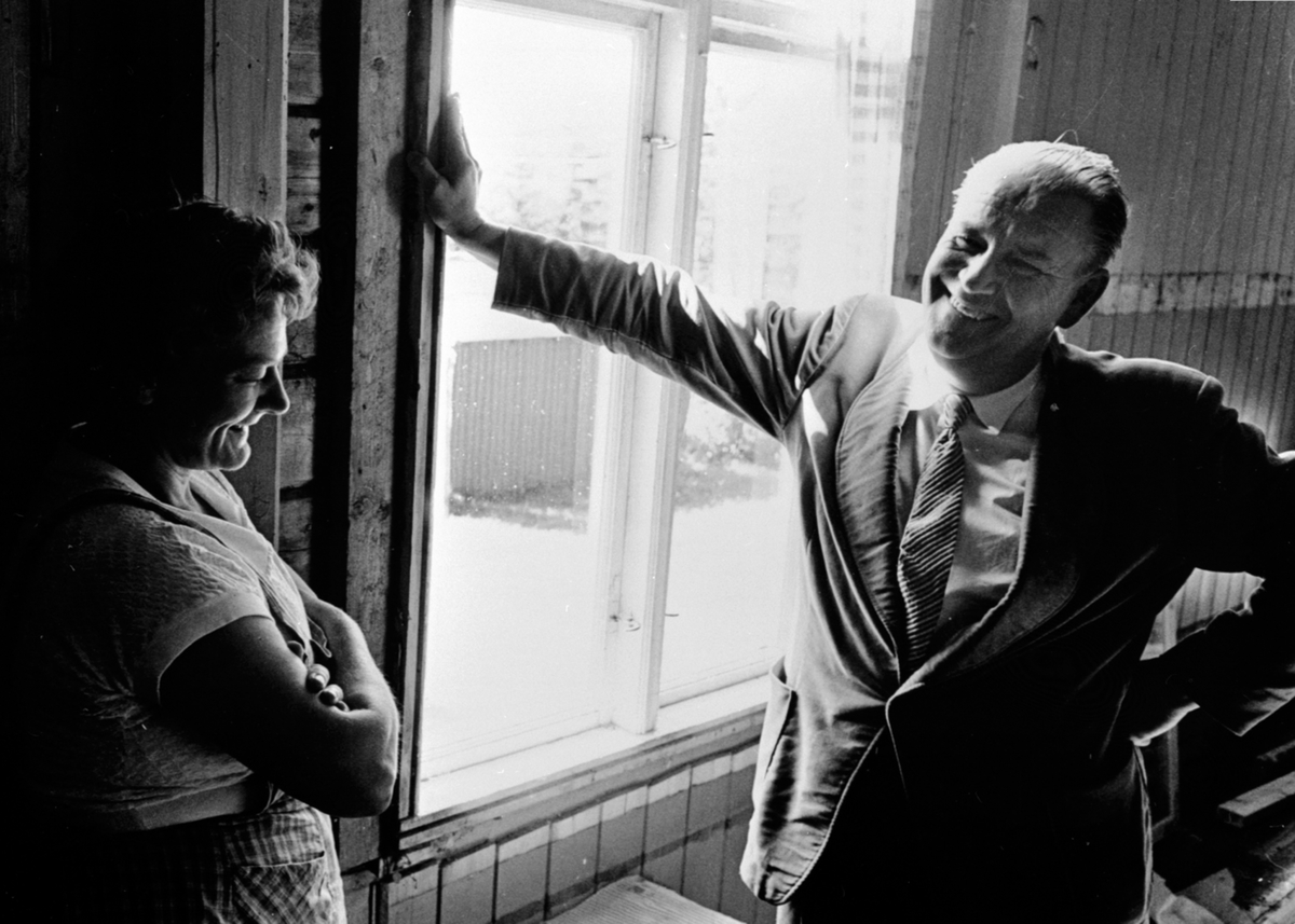 Anno Domkirkeodden, Alf Prøysen møter forstander på Østvang forsamlingshus, Veldre, Ringsaker.