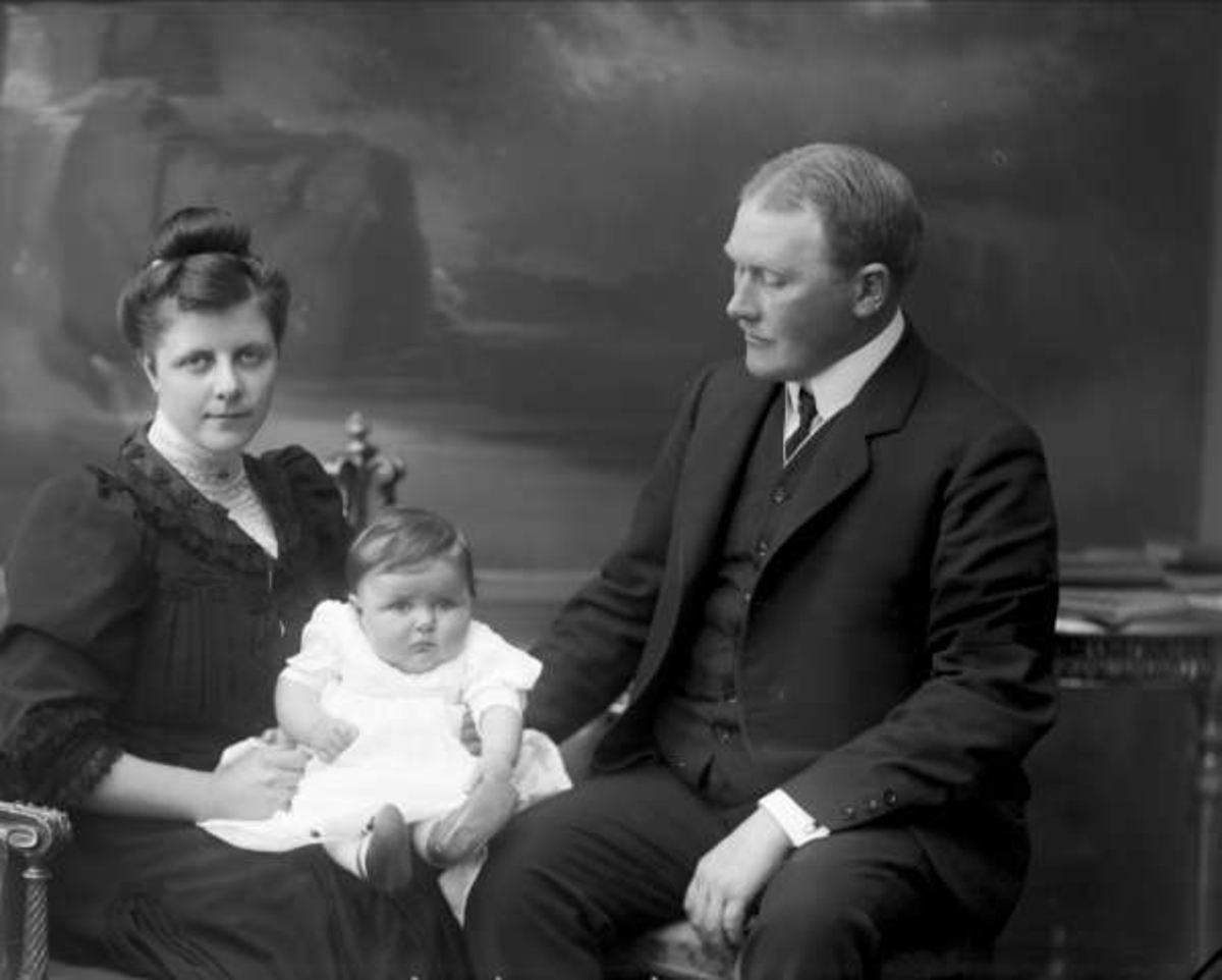 Gustav Borgen, Gruppeportrett, familie, par med et barn. Ingeniør Adamsen.