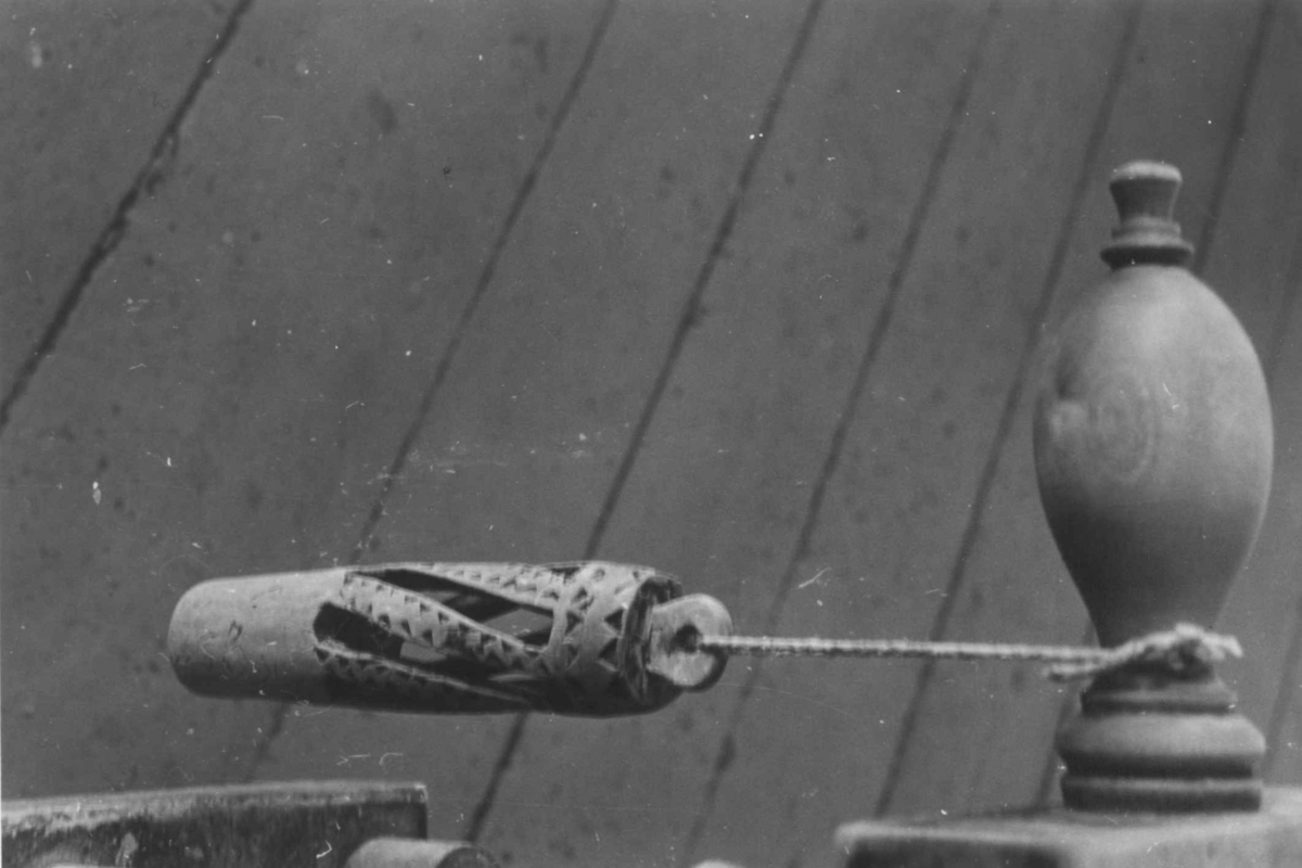 Anna Grostøl, Nøstepinne til varp og veft. Åseral, Vest-Agder 1943.
