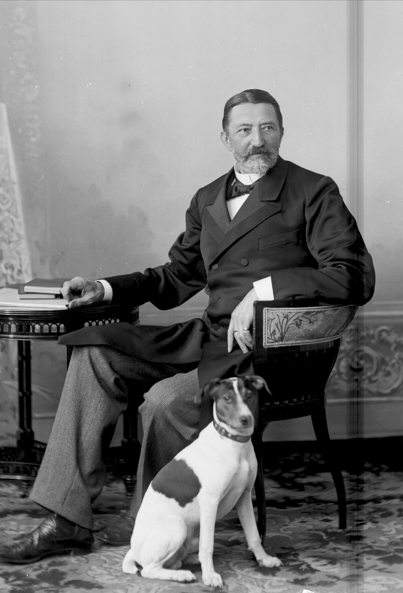 Gustav Borgen, Portrett, mann i stol med hund.