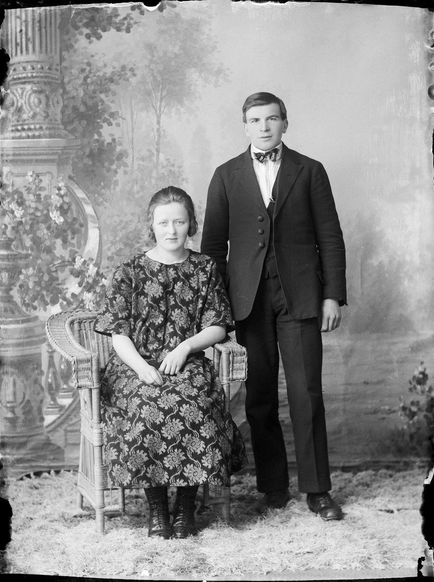 Skötsner-Edhlund, Ateljé Portrait - Woman and Emil Karlsson from Nerhammeren, Harg parish, Uppland 1924