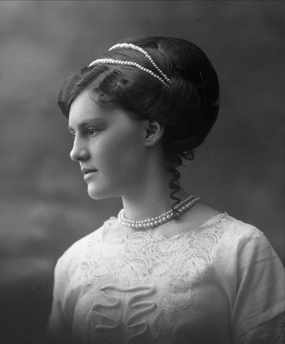 Gustav Borgen, Portrett, kvinne med lys kjole og perlebånd i håret og om halsen. Frøken Constance Johansen.