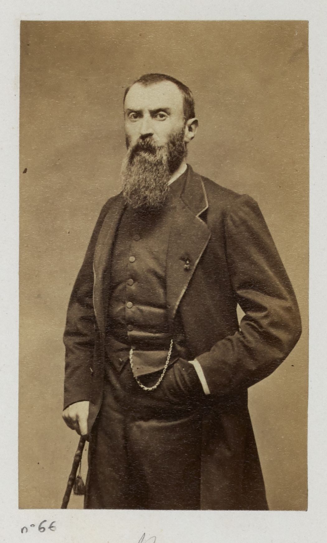 Anonyme, Razoua Eugène (1830-1878 ?). Militaire, journaliste et membre de la Commune, il est le compagnon d'armes de Louise Michel. Il est aussi commandant de l'Ecole militaire et membre de la Cour martiale et est condamné à mort par contumance par le Conseil...