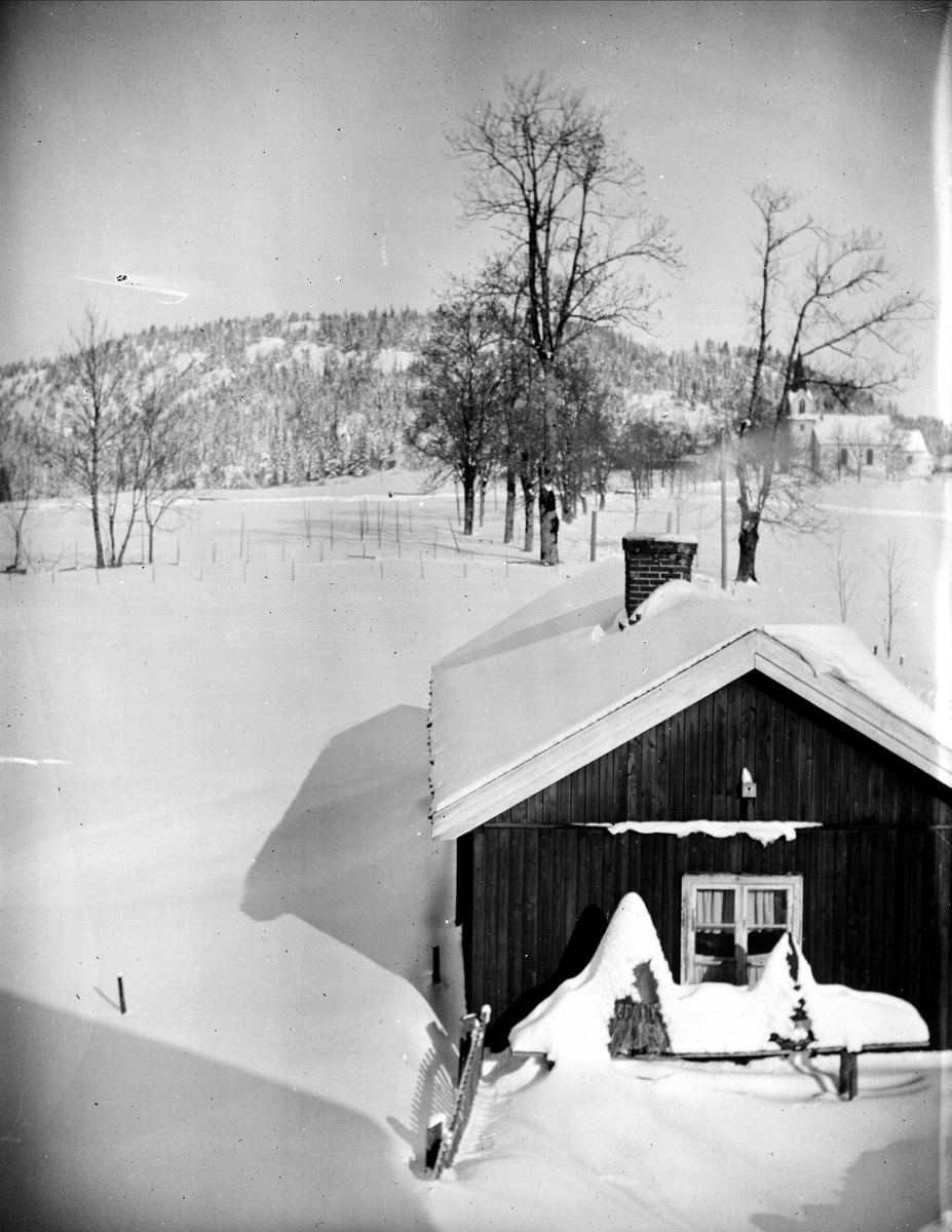 Juliane Fredrikke Langberg, Hurum kirke i bakgrunnen. fotografert ant. fra prestegården. Vinterbilde. Fotografens svoger var sokneprest i Hurum 1897-1904. Fra malerinne Juliane Fredrikke Langbergs (1856-1930) samling, tatt ca.1895-1910 med motivkrets slekt og venner samt steder tilknyttet samvær med disse.