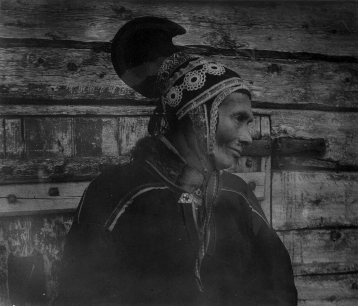 Konrad Nielsen, Kvinne med hornlue. Trollfjord.