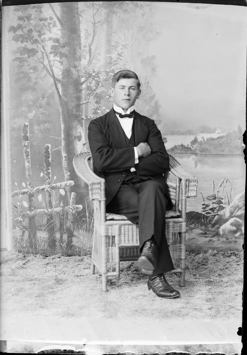 Skötsner-Edhlund, Ateljéporträtt - Emil Mattsson från Åstorp, Ekeby socken, Uppland 1921