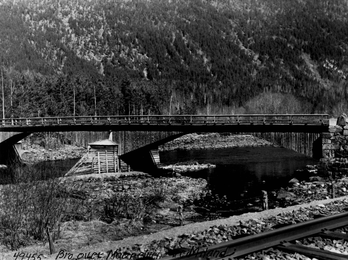 Anders Beer Wilse, Bro over elva Måna i Vestfjorddalen. Jernbanen går langs elva.
