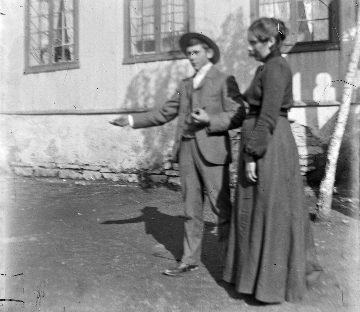 Jacob Tollesen Hoel, Hovinsholm gård, Helgøya i Ringsaker. To ukjente. Foto Jacob Hoel.