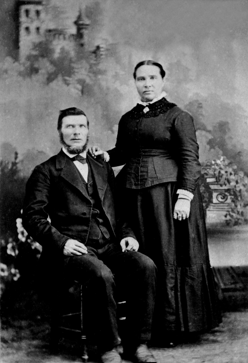 Anno Domkirkeodden, Berthe Mengshoelstuen med mann som utvandret til Amerika fra Mengshoel, Nes, Hedmark. Bildet er tatt i Minnesota, USA.